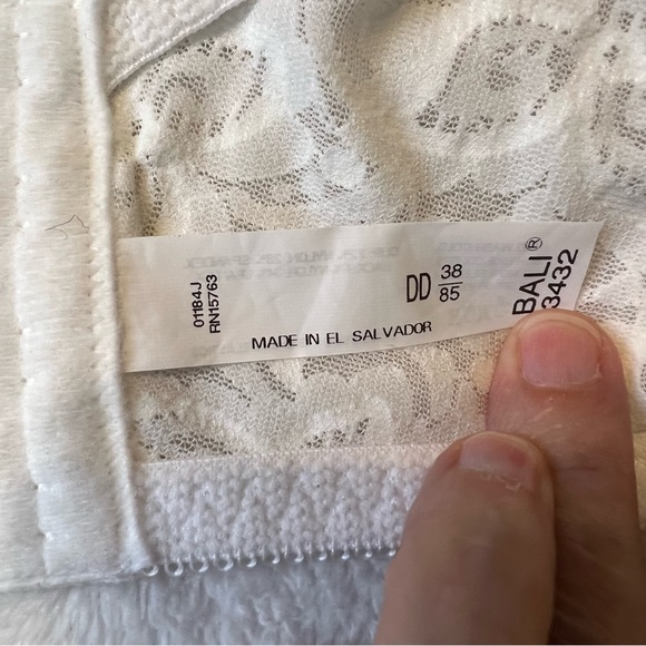 Bali Women’s White Lace Underwire Bra 38DD - Picture 11 of 12